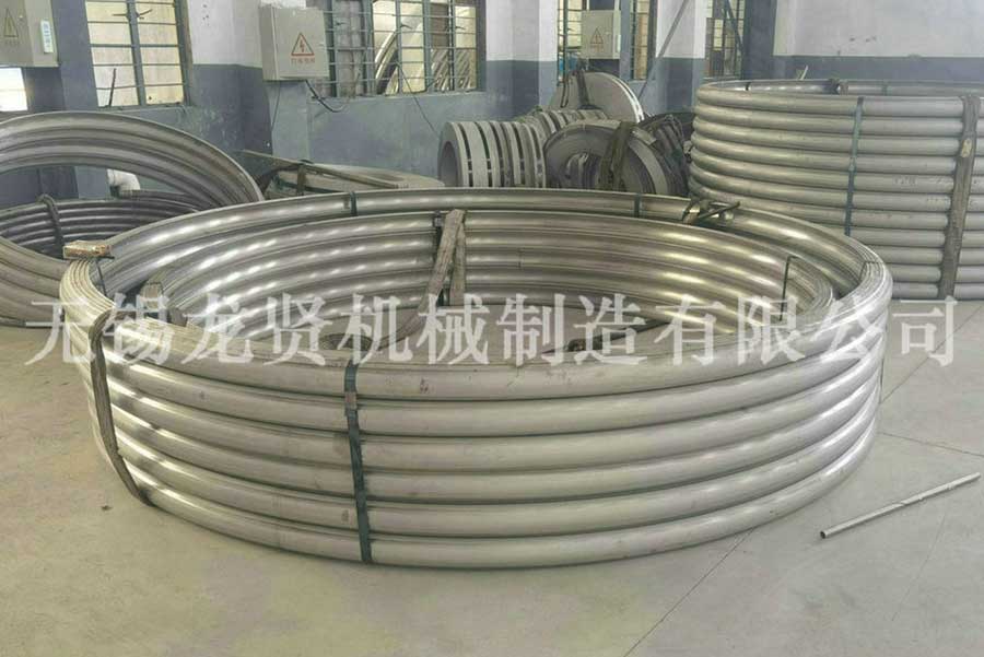 高速公路上的半圓管！